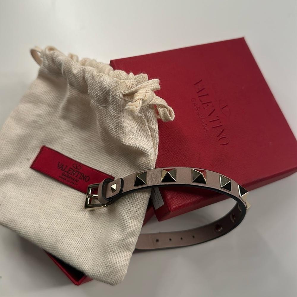 Valentino rockstud bracelet in nude